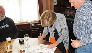 Pauline tekent voor de Stichting